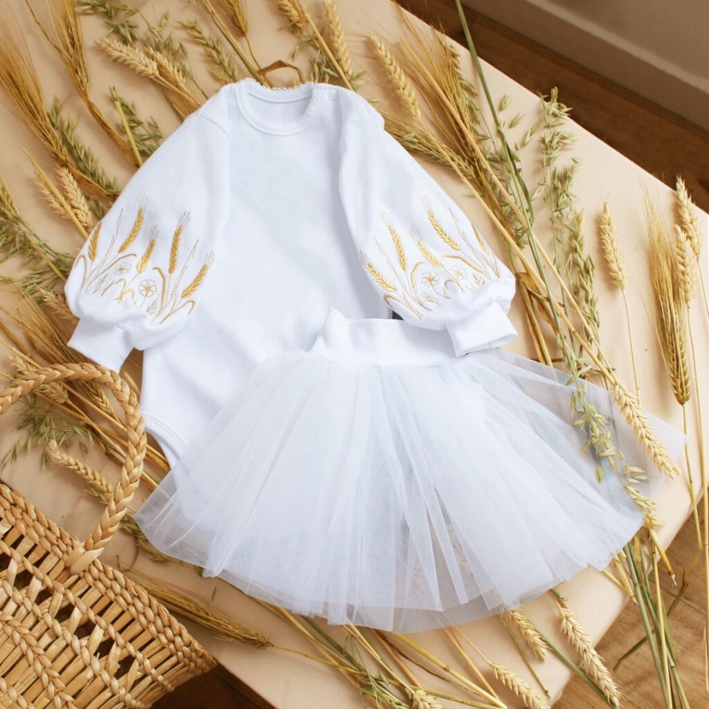 Białe body z haftem